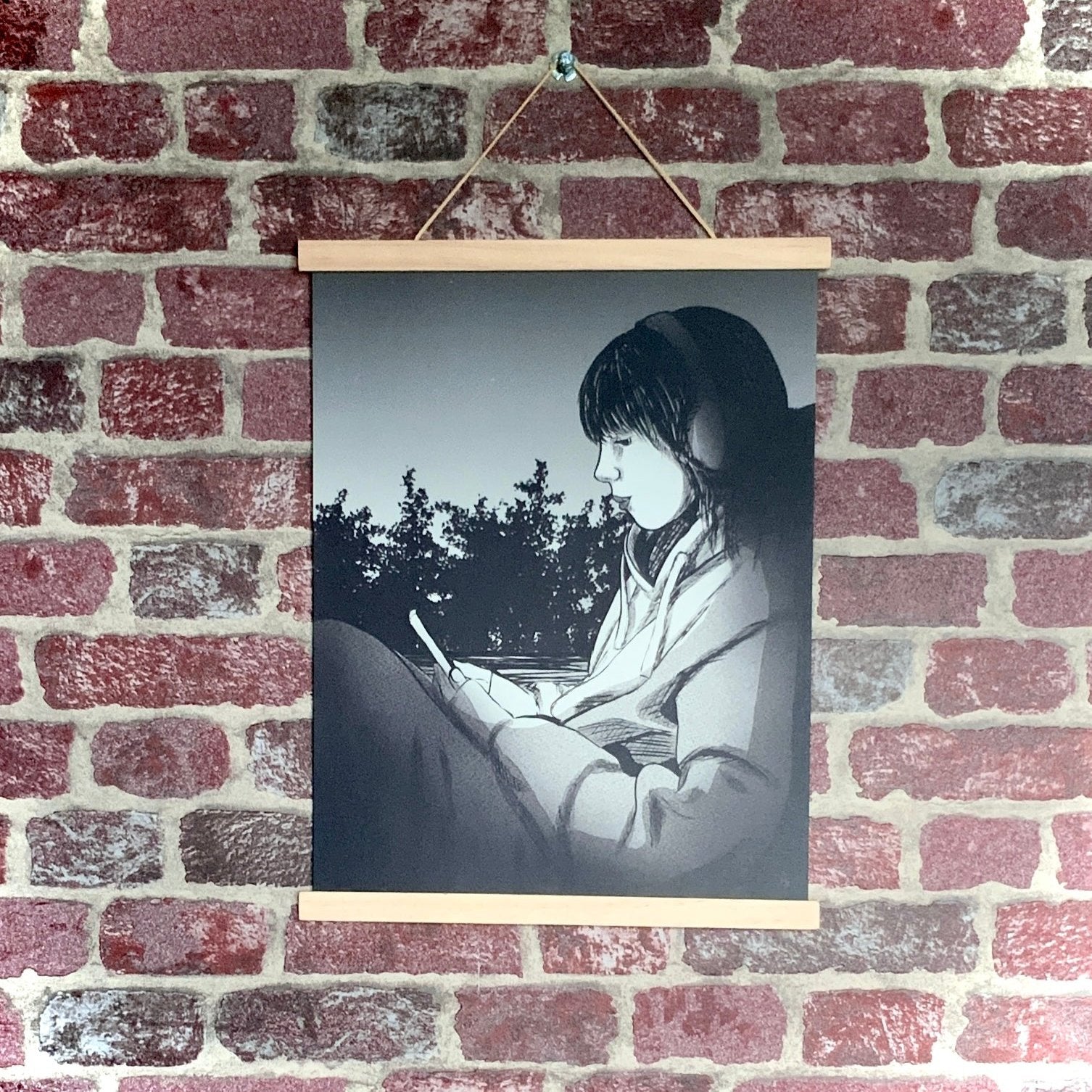 Poster d'une jeune femme sur téléphone dans le train en noir et blanc