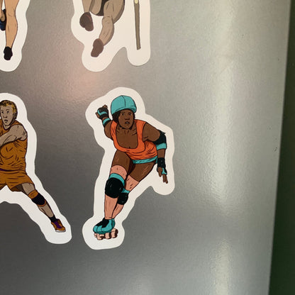Magnet, aimant de réfrigérateur représentant un sport, elsa abadie penars,  femme en patin rollers chaussette montante beige orangée, débardeur orange short et équipement bleu