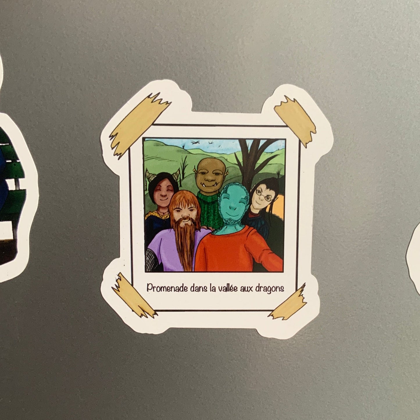 Magnet de elsa abadie penars dessin numérique représentant un selfie d'un groupe d'amis en vacances promenade un elfe un vimens un orc un nain et une succube