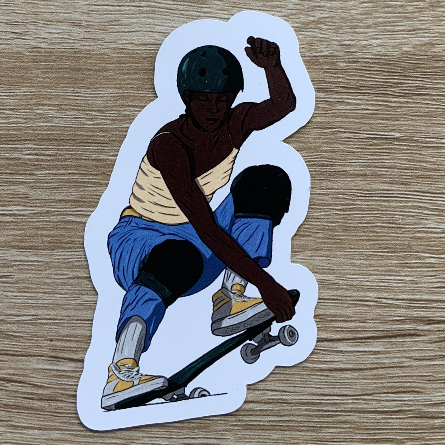 Magnet, aimant de réfrigérateur représentant un sport, elsa abadie penars, femme skate vert jeans débardeur beige avec protections et casque vert