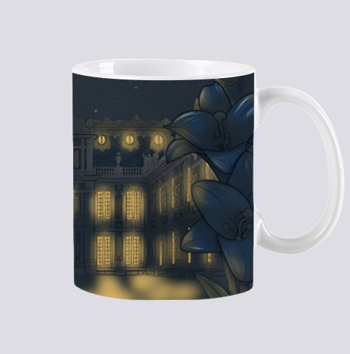 tasse en céramique design par elsa abadie penars. Mug qui passe au lave-vaisselle et au micro ondes. Sur l'extérieur le dessin du château de Versailles de louis 14 en vision de nuit entourée par des fleurs de lys bleues