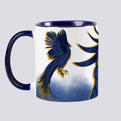 tasse en céramique design par elsa abadie penars avec l'intérieur coloré en bleu. Mug qui passe au lave-vaisselle et au micro ondes. Sur l'extérieur un dessin d'un phœnix bleu, d'un paon curieux qui s'envole 