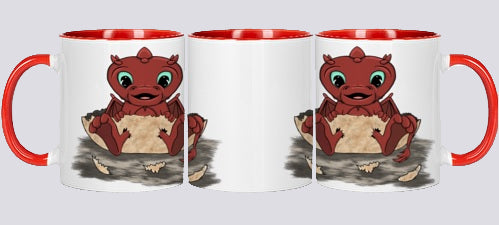 tasse en céramique design par elsa abadie penars avec l'intérieur coloré en rouge. Mug qui passe au lave-vaisselle et au micro ondes. Sur l'extérieur un dessin d'un bébé dragon rouge mignon qui sort de sa coquille