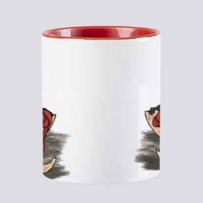 tasse en céramique design par elsa abadie penars avec l'intérieur coloré en rouge. Mug qui passe au lave-vaisselle et au micro ondes. Sur l'extérieur un dessin d'un bébé dragon rouge mignon qui sort de sa coquille