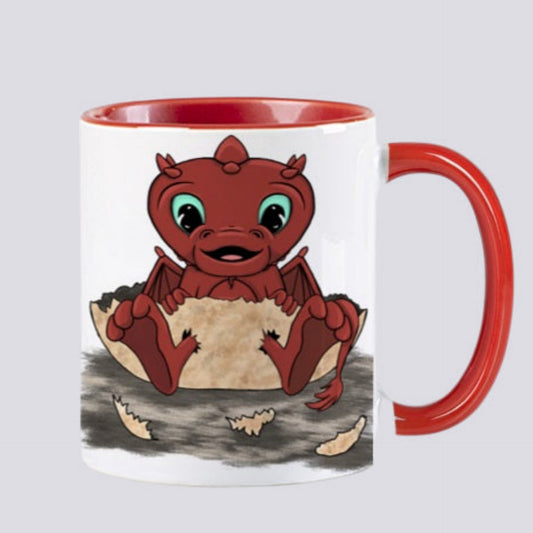 tasse en céramique design par elsa abadie penars avec l'intérieur coloré en rouge. Mug qui passe au lave-vaisselle et au micro ondes. Sur l'extérieur un dessin d'un bébé dragon rouge mignon qui sort de sa coquille